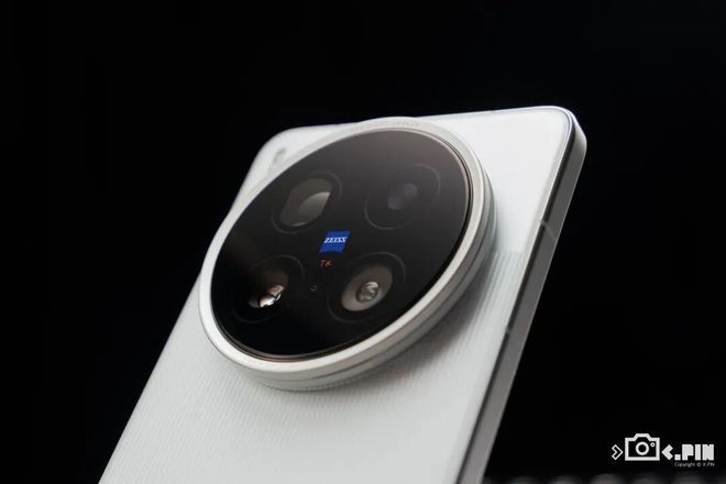 老外评了个“最该消失的手机设计”,看完我深深共情了