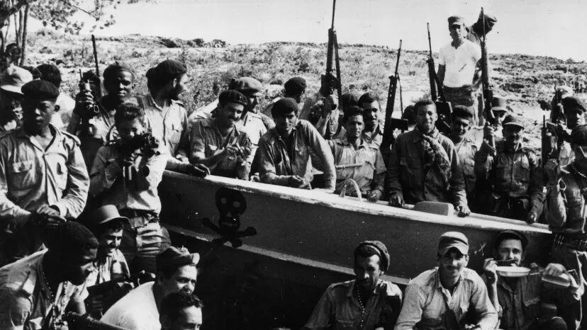 猪湾事件中,古巴民兵和军队在吉隆滩庆祝击败美国雇佣军的胜利(图源:美国国家档案馆)