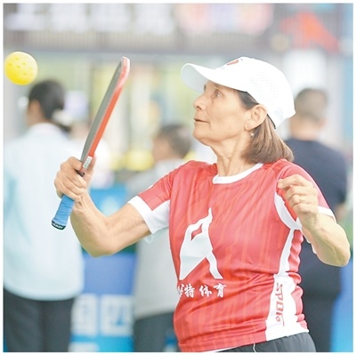 5月8日至11日，70岁的霍夫罗斯特来到江西赣州，参加2026年中美民间匹克球联谊赛。图为霍夫罗斯特与中国选手切磋球技。新华社记者 胡晨欢摄