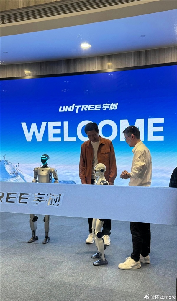 雷军到访宇树：王兴兴陪同观看了人形机器人表演
