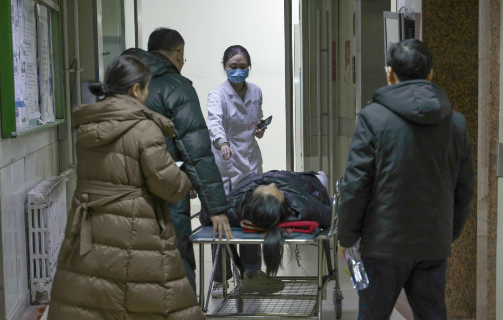 2月5日19时许，急诊值班外科医生引导刚刚收治的患者前往病房。