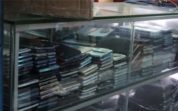 心里发慌!华强北商家2万部手机压仓:废旧回收价却暴跌三成