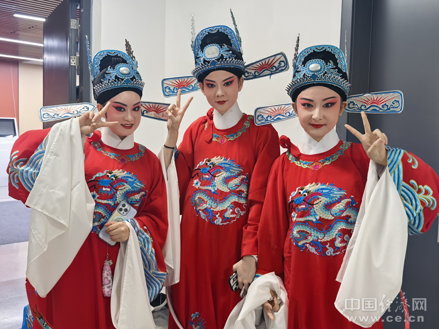 后台演员合影，她们表演黄梅戏《女驸马》。（中国经济网记者 武晓娟/摄）