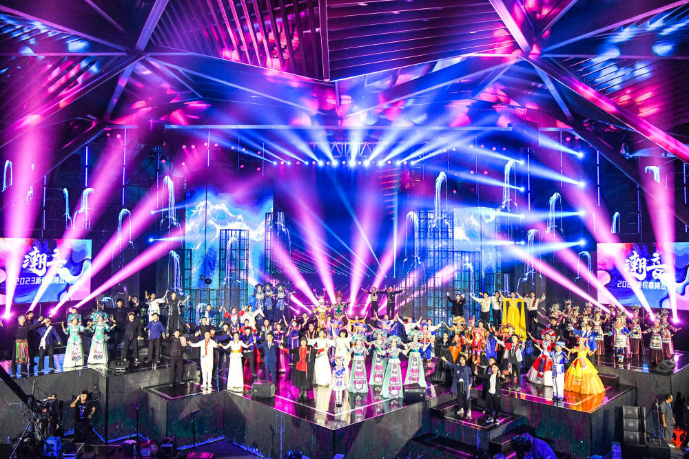 这是2023年5月9日在广西南宁园博园演艺中心拍摄的“潮音&middot;2023新民歌挑战赛”总决赛比赛现场。此次比赛吸引了来自国内外1500多组选手报名参赛，收到各类新民歌作品1608件，有效丰富了广西特色的民歌文化。