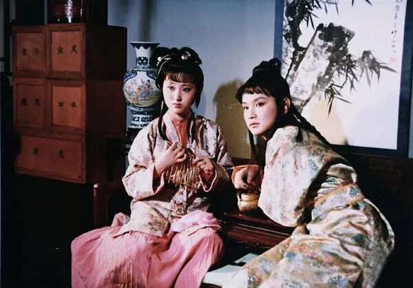 在87版《红楼梦》中饰演林黛玉、贾宝玉的陈晓旭、欧阳奋强