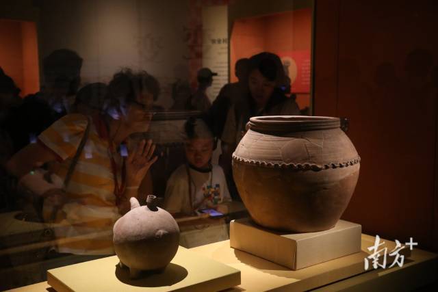 广东省博物馆,叙利亚古代文物精品展展厅内,游客在参观乌鲁克文化(公元前3400—前3100年)的陶器展品。