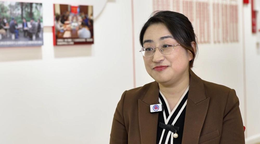 全国人大代表盛弘接受新华社记者采访。