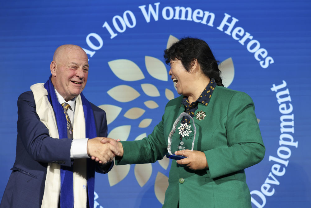 10月15日,在位于意大利罗马的联合国粮农组织总部,殷玉珍(右)和赛考斯出席颁奖仪式。新华社记者 李京 摄
