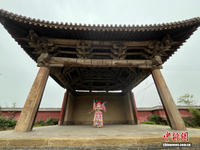4月21日，山西临汾，中国戏曲梅花奖获得者梁静在牛王庙戏台表演蒲剧《精卫填海》。中新社记者 范丽芳 摄