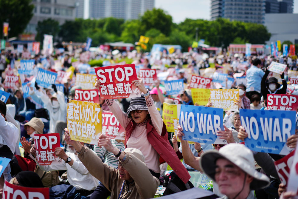 5月3日，在日本东京有明防灾公园，民众手持标语参加集会。针对日本首相高市早苗5月3日再度表达修宪意愿，日本舆论和多个在野党当天表达对修宪的担忧，呼吁守护宪法第九条。当日，大量日本民众在东京有明防灾公园举行护宪集会。新华社记者贾浩成摄