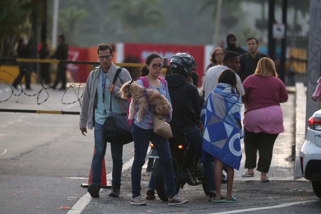 1月3日,委内瑞拉加拉加斯,人们在蒂乌纳堡附近的一处检查站前。