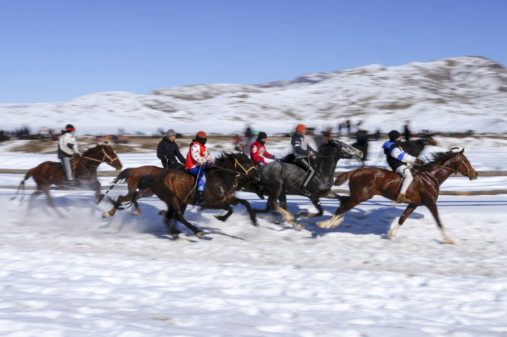 在新疆青河县狼山景区赛马场，当地群众开展赛马活动欢度新春佳节（2月17日摄）。新华社发（叶尔江&middot;木哈买提 摄）
