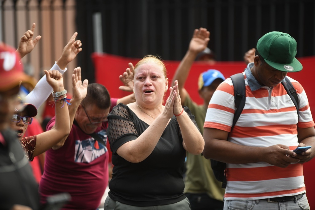 1月3日,在委内瑞拉首都加拉加斯,人们在米拉弗洛雷斯宫附近集会。