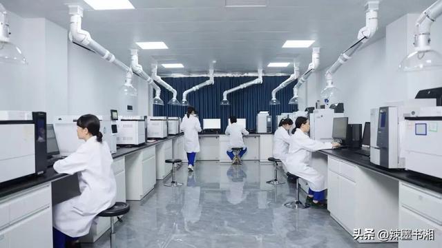 聚仁新材实验室里，科研人员在分析仪器前做研究