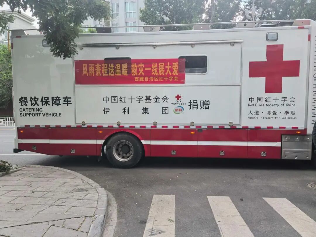“红气球”飘进世界乳都:“小奶瓶”机器人带队“伊”起跑