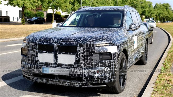 宝马首款纯电SUV iX7谍照曝光：翼片式门把手一碰就开 大屏还能玩游戏