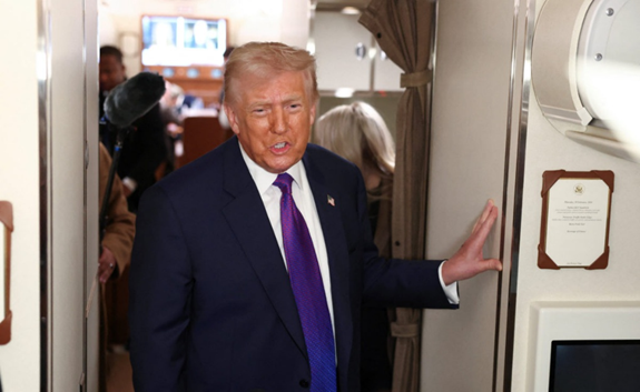 当地时间2月19日，美国总统特朗普就前总统奥巴马外星人相关言论回答记者提问。图源：外媒