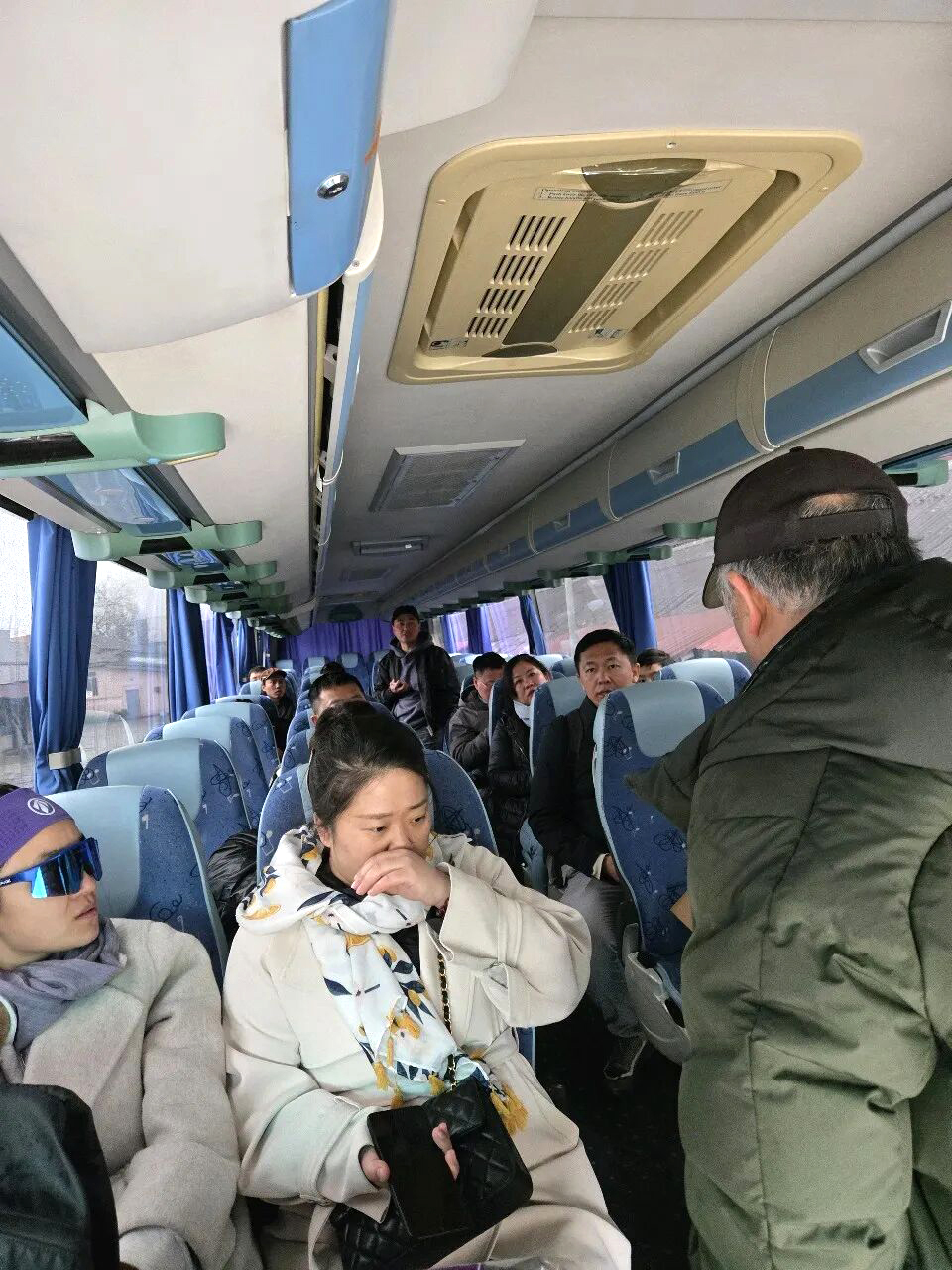 3月1日,从伊朗撤离至阿塞拜疆的中国公民乘坐大巴赴阿塞拜疆首都巴库。阿塞拜疆华侨华人协会 图