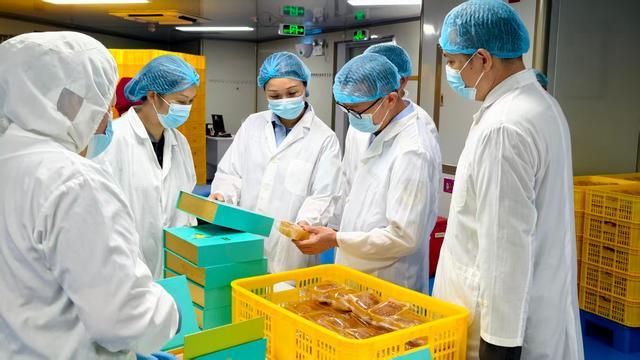 执法人员检查月饼。
