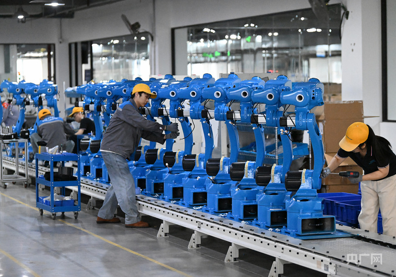 2026年4月8日，成都，工作人员正在组装工业机器人。