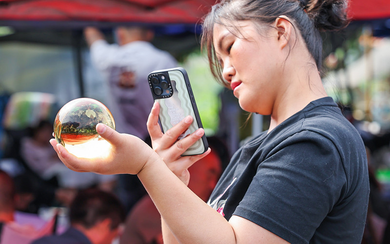 东海盛产水晶，图为顾客在2025年江苏省连云港市东海县的“水晶大集”上选购商品