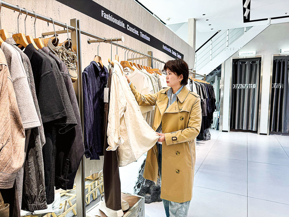 3月27日，苏丽玉在店里整理服装。新华每日电讯记者宋瑞摄