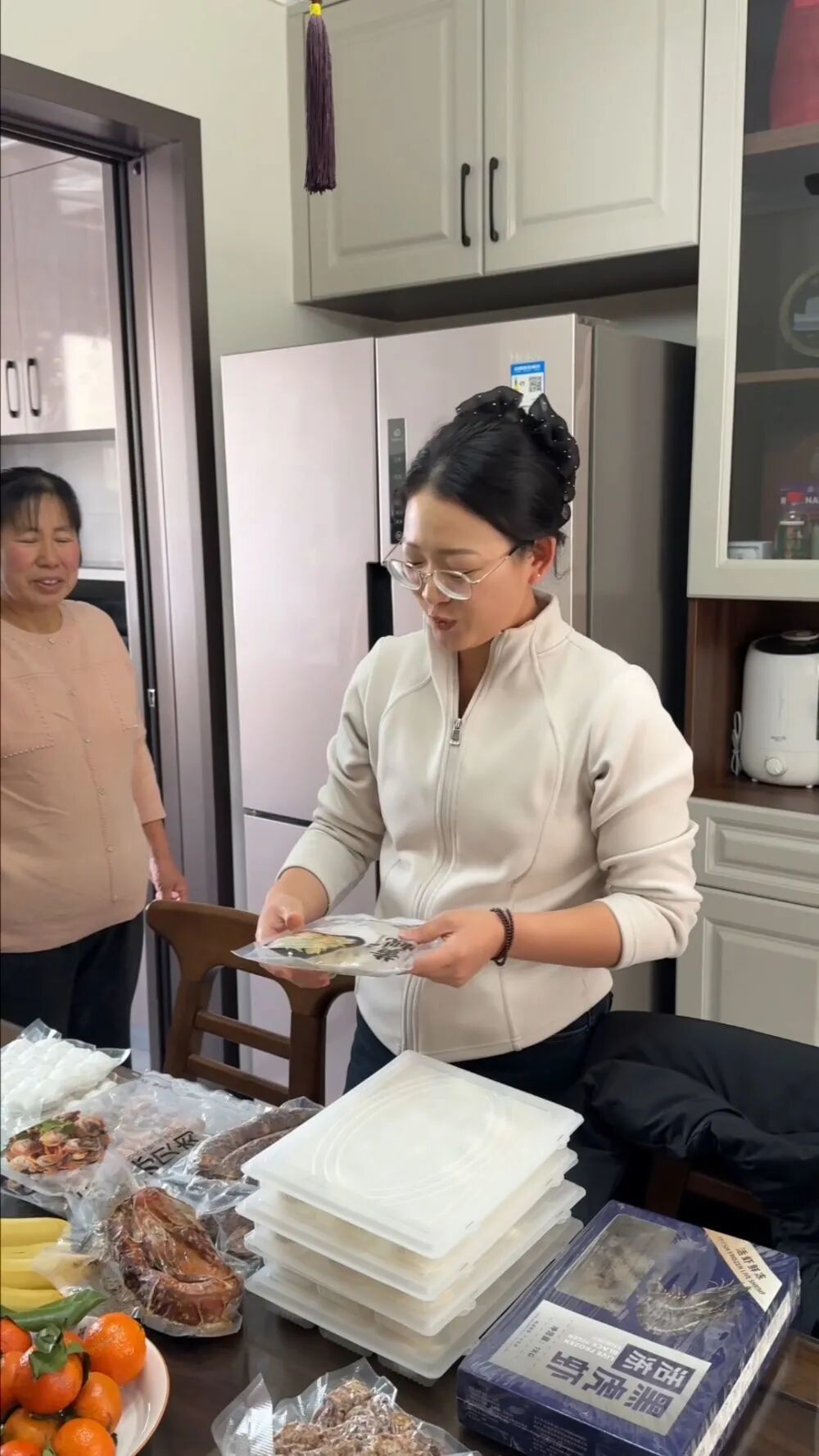 妻子张文杰(右)想尽办法多带一些好吃的给杨睿。新华社发