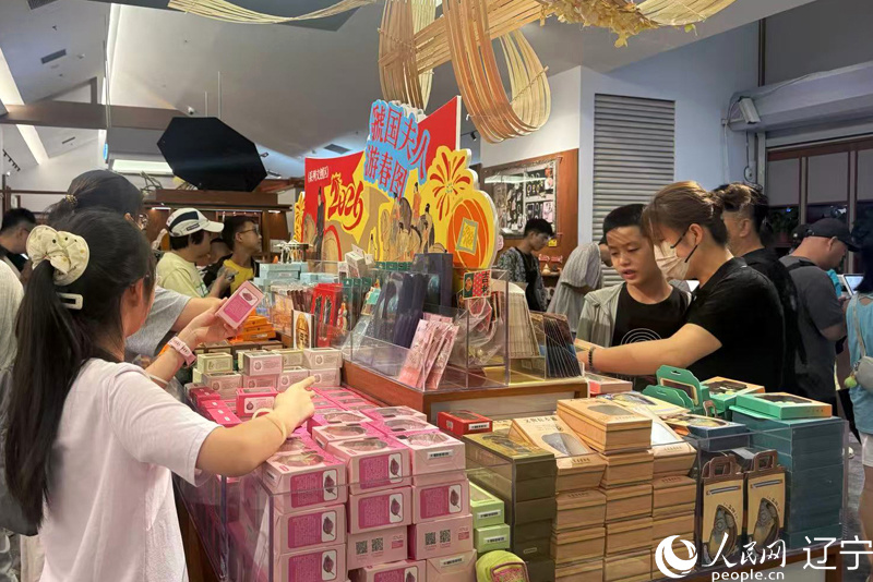 观众在辽宁省博物馆选购文创产品。人民网记者 孝媛摄