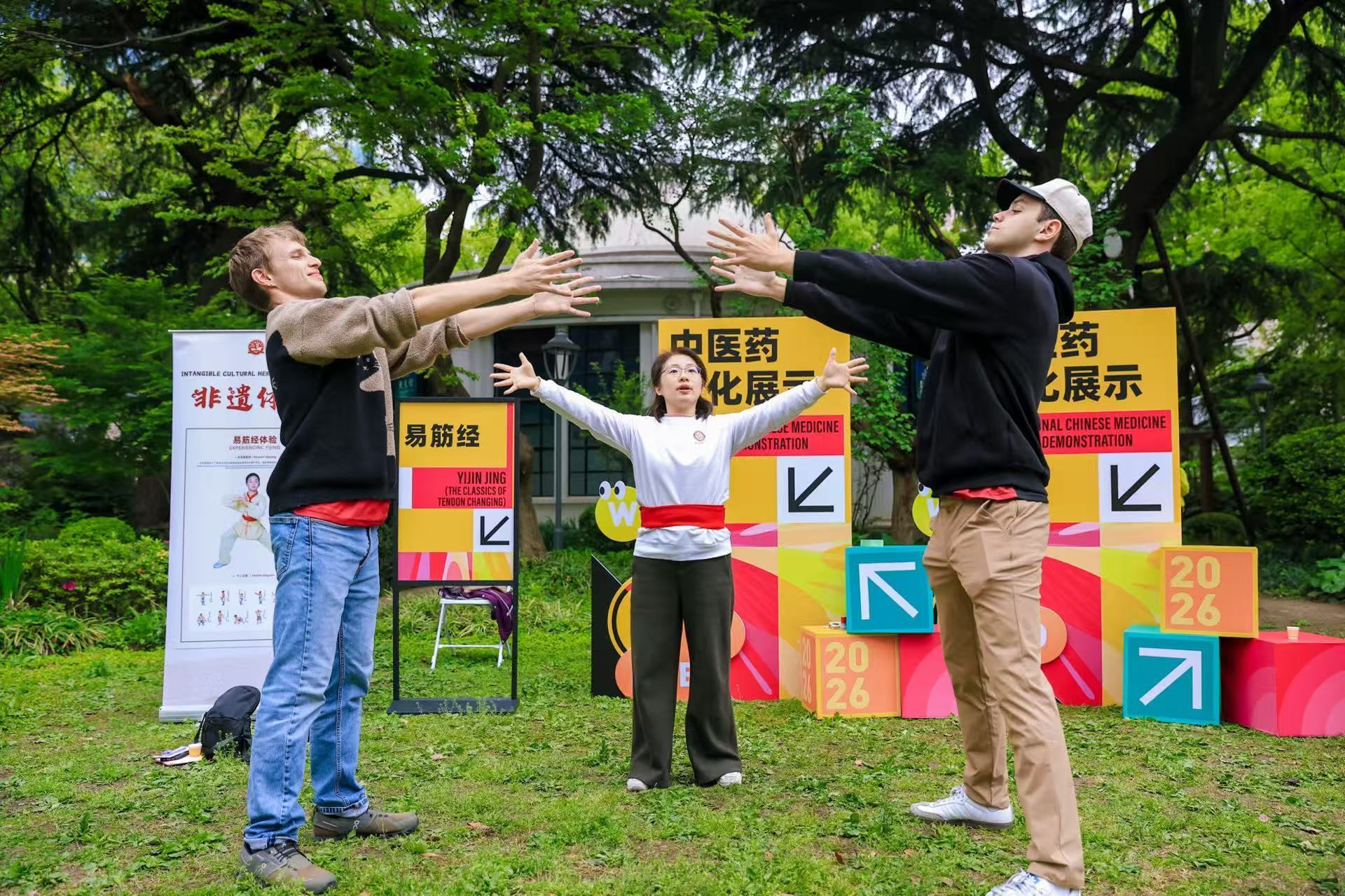 代表团在上海参加中国传统文化体验活动