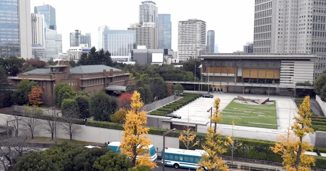 正面建筑是首相官邸,左侧茶色建筑为首相公邸。