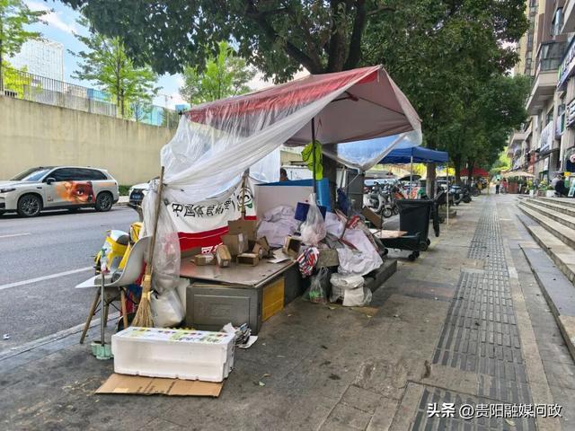 时光街沿线多家商户私搭简易雨棚,垃圾堆积