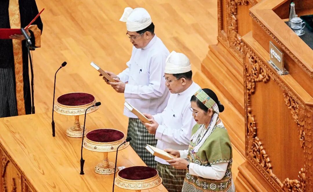 4月10日,缅甸新总统敏昂莱(右二)、新当选的副总统纽梭(右三)和南尼尼埃(右一)宣誓就职。图/新华