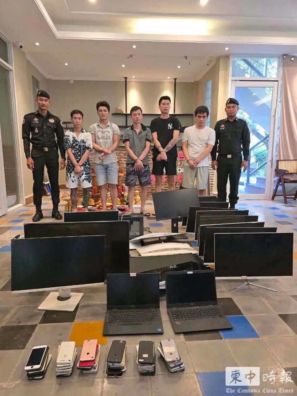 宪兵查获的部分涉案人员。(图源《柬中时报》)