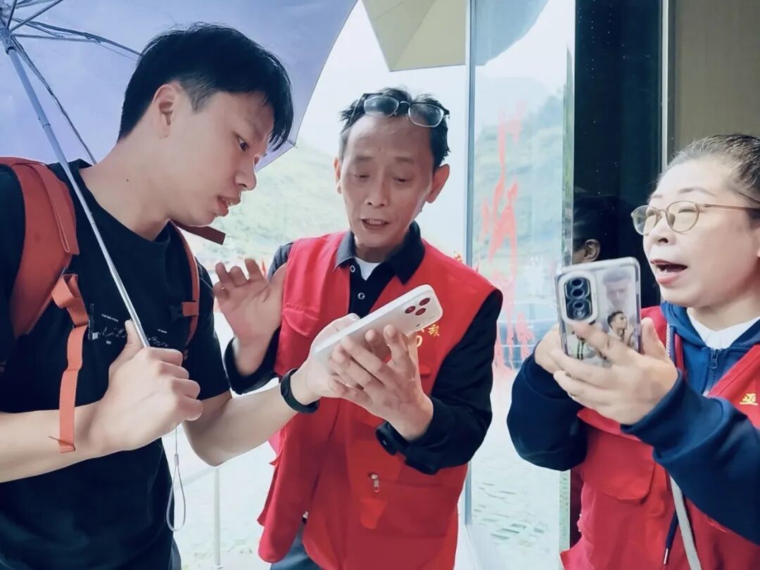 工作人员耐心解答游客问题.JPG