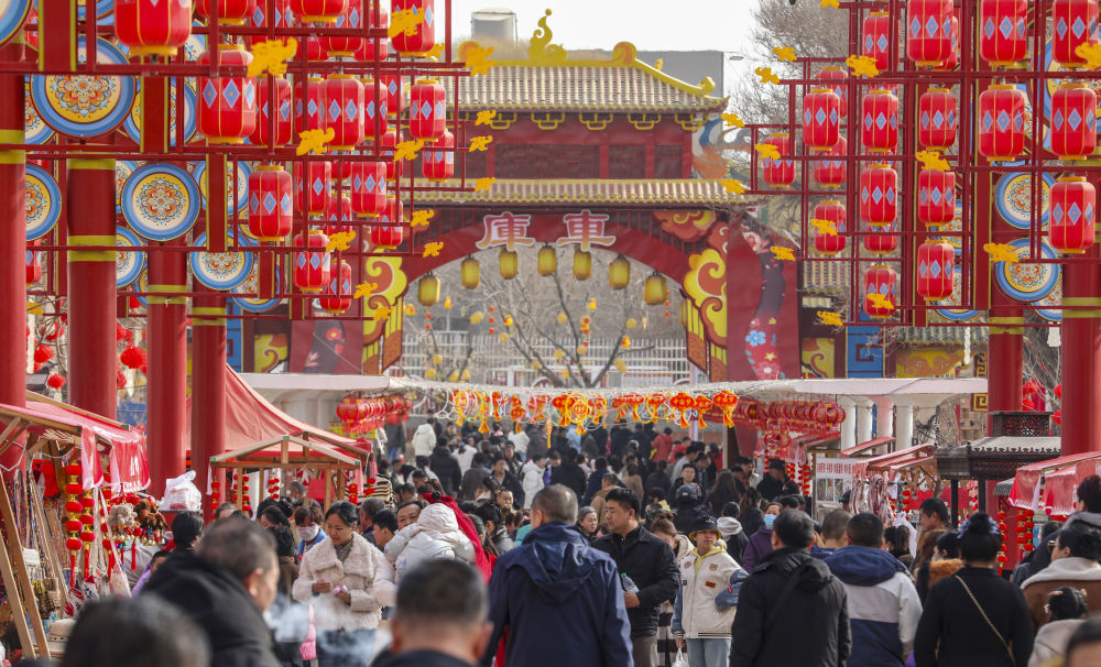 新疆库车不夜城人山人海，游人如织（2月17日摄）。新华社发（卜登鹏 摄）