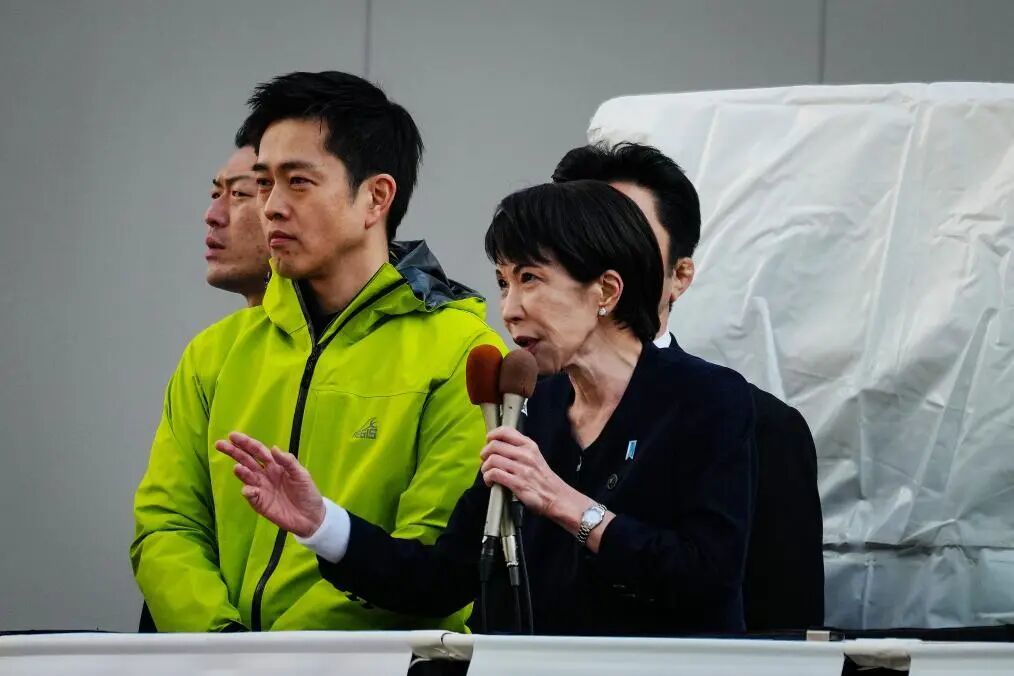 △1月27日,高市早苗与维新会党首吉村洋文(前左)在东京秋叶原车站附近出席街头演讲活动