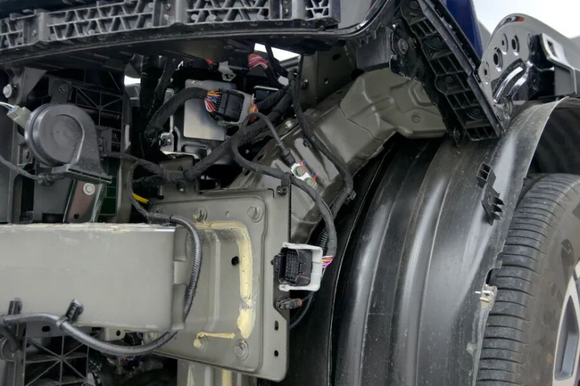方程豹钛7拆车：看上去这么“硬”的车，拆开看看防撞梁什么样？