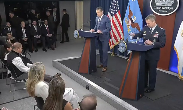 好意思国国防部长赫格塞想和好意思国咨询长联席会议主席凯恩举行新闻发布会 视频截图