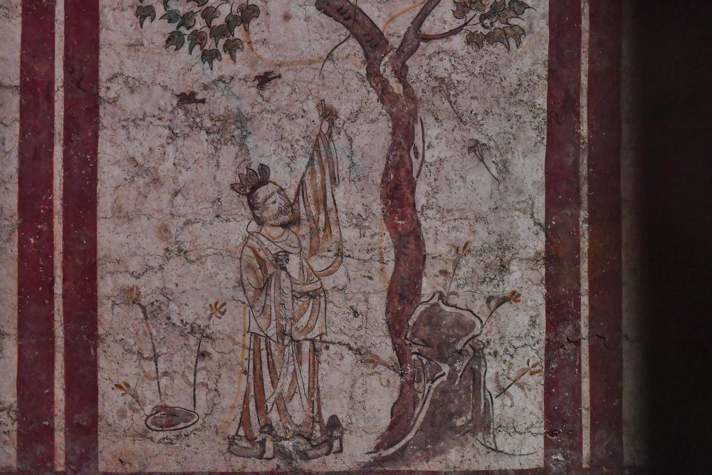 这是5月14日在晋阳古城考古博物馆拍摄的郭行墓壁画,其中的人物都摆出了“比耶”的姿势。