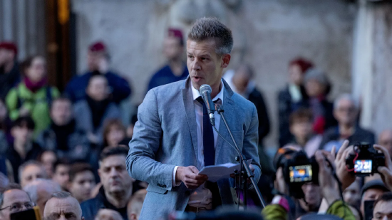 2024 年 3 月 26 日,匈牙利布达佩斯 —— 律师、前政府内部人士彼得・马扎尔在总检察长办公室前组织集会并演讲。马扎尔是前司法部长尤迪特・瓦尔加的前夫,从政府内部人士转为揭发者,当天在社交平台发布录音,曝光瓦尔加及其他匈政府官员如何销毁法庭证据。