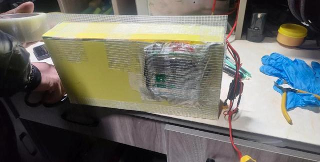 充电器证明满电,一拧油门却掉两格电,不是坏了是“饿昏了”,放三个月不骑电板会自放电绝对亏电导致电量虚高无法使用-有驾