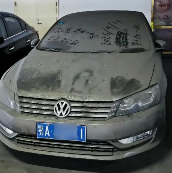 高铁站现僵尸车!一小轿车停放近7年没动:停车费已欠五六万