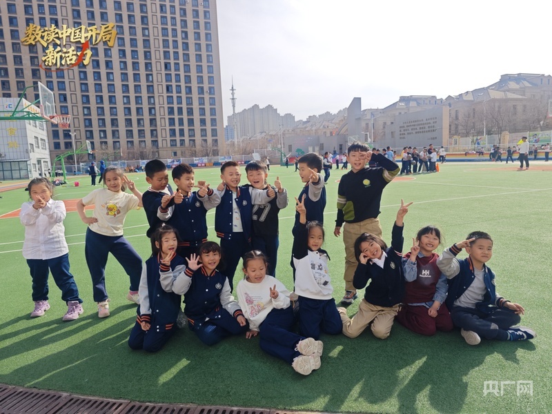 乌鲁木齐市第76小学的学生在庆祝春假的到来 （央广网记者 姜茸 摄）