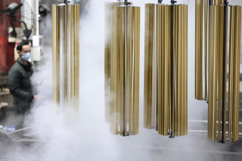 1月19日，工人在位于浙江省湖州市德清县乾元镇的浙江沃德新材料科技有限公司车间赶制铝型材产品订单。新华社发（倪立芳摄）