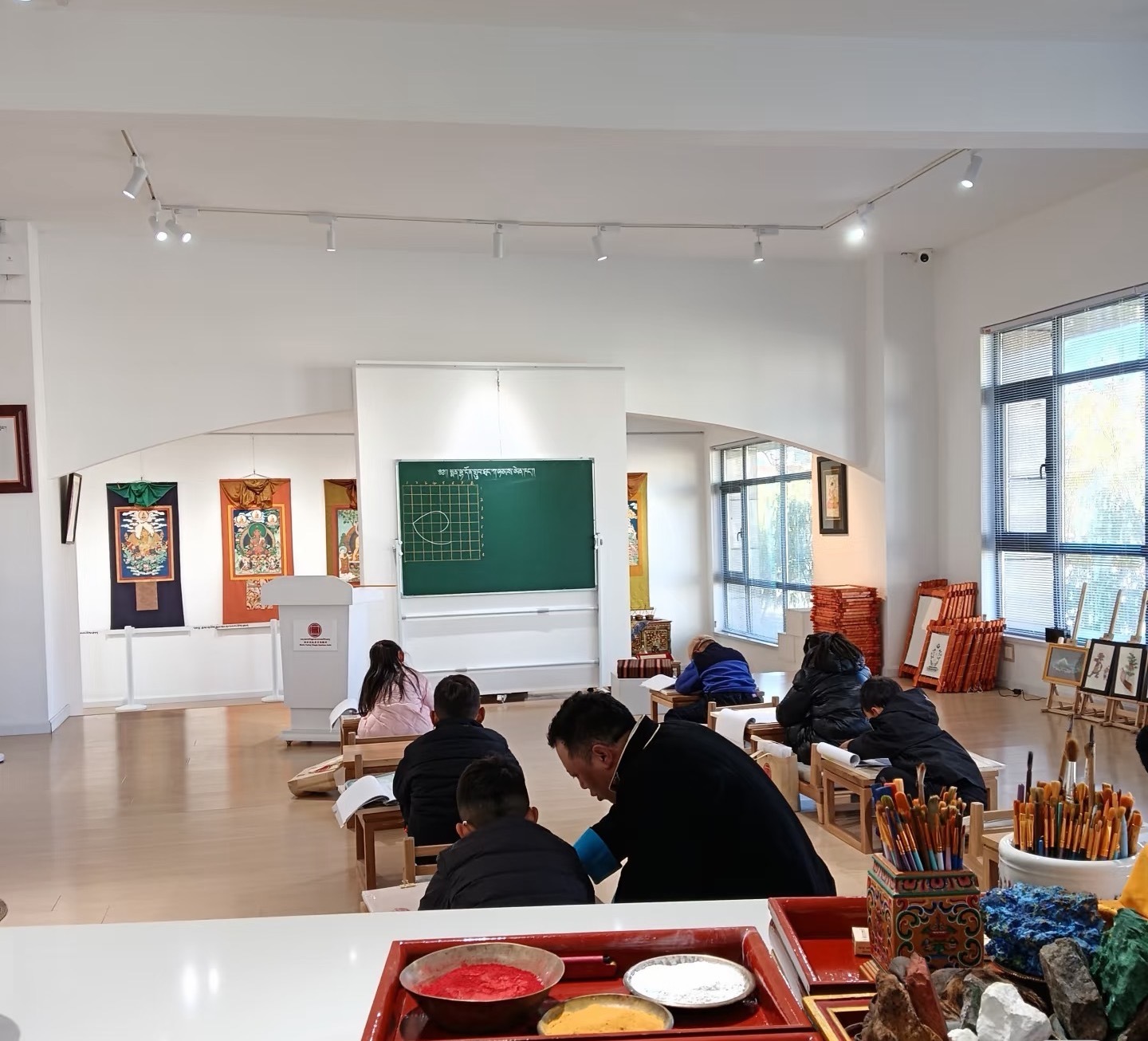 图为儿童在唐卡体验馆体验唐卡绘制。图片由勉唐顿珠唐卡体验中心供图