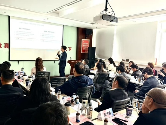 沙龙现场，企业家共享“出海”劝诫。图片来自中国国际商会。