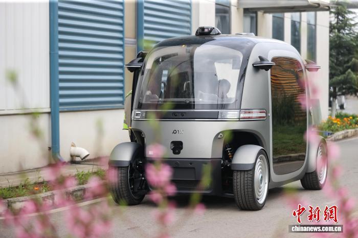 4月2日，位于贵州省贵阳国家高新技术产业开发区的一家智能技术企业车间内，无人驾驶小巴生产线高效运行。　　中新社记者 瞿宏伦 摄