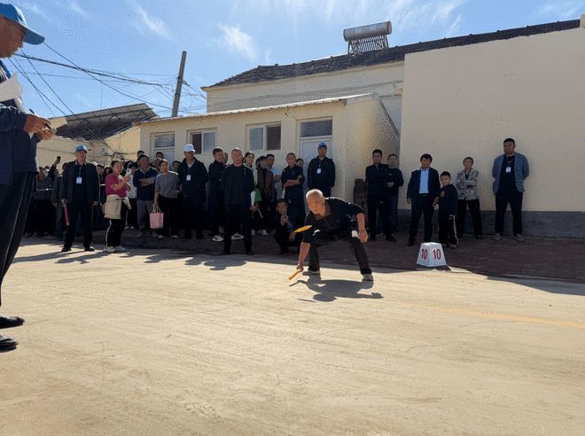 图为活动现场,选手们正在打尜。长城新媒体郄晓强 摄