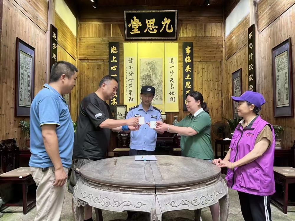 安徽省黟县西递村“作退一步想”工作室里,胡傲立(左一)与当地派出所民警、志愿者调解员调解村民矛盾(资料照片)。(程方妍 摄)