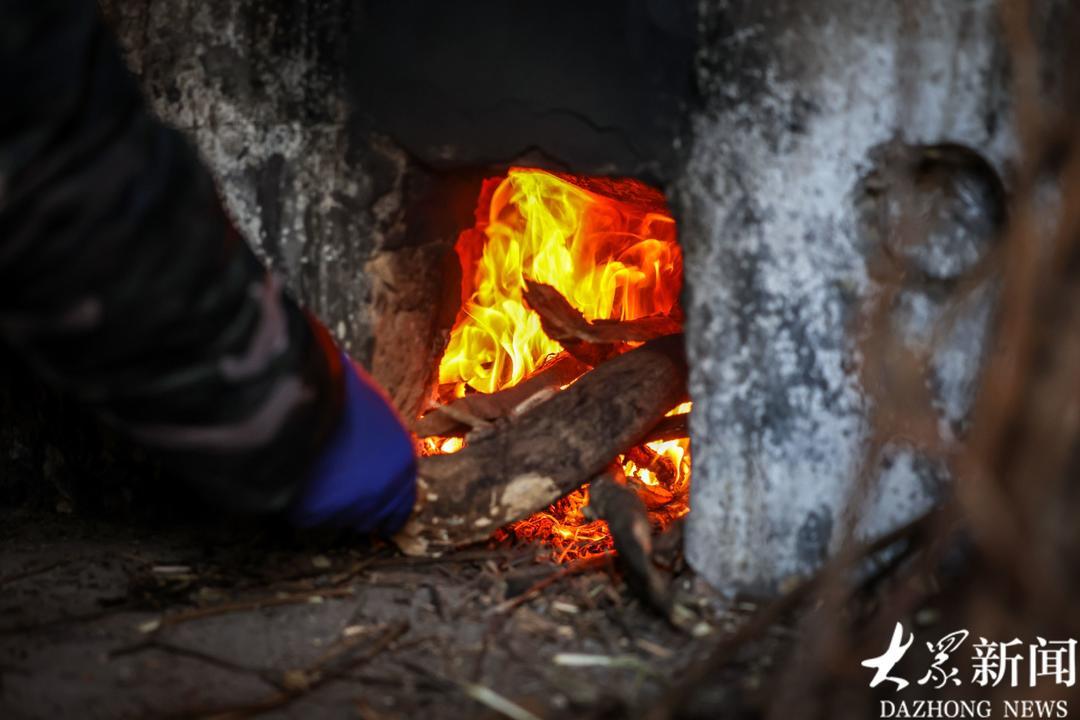 大锅下柴火旺盛。